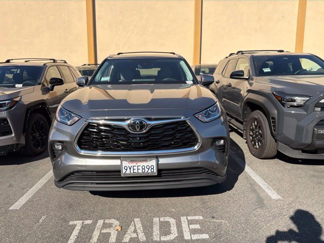Certified 2026 Toyota Highlander Limited AWD/4WD image 2