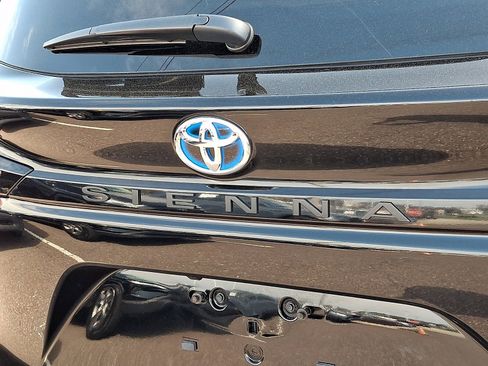 Used 2025 Toyota Sienna LE image 29