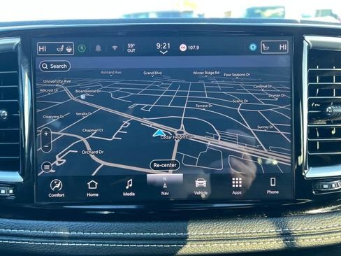 Used 2024 Chrysler Pacifica Limited image 27