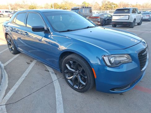 Used 2020 Chrysler 300 Touring w/ Sport Appearance Package image 8