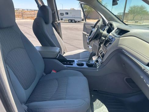 Used 2017 Chevrolet Traverse LT FWD image 19