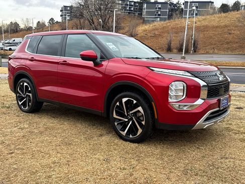 Used 2024 Mitsubishi Outlander SE image 1