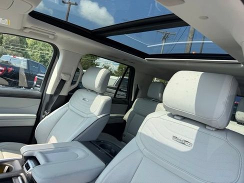Used 2025 Ford Expedition Max Platinum w/ Platinum Ultimate Package AWD/4WD image 23