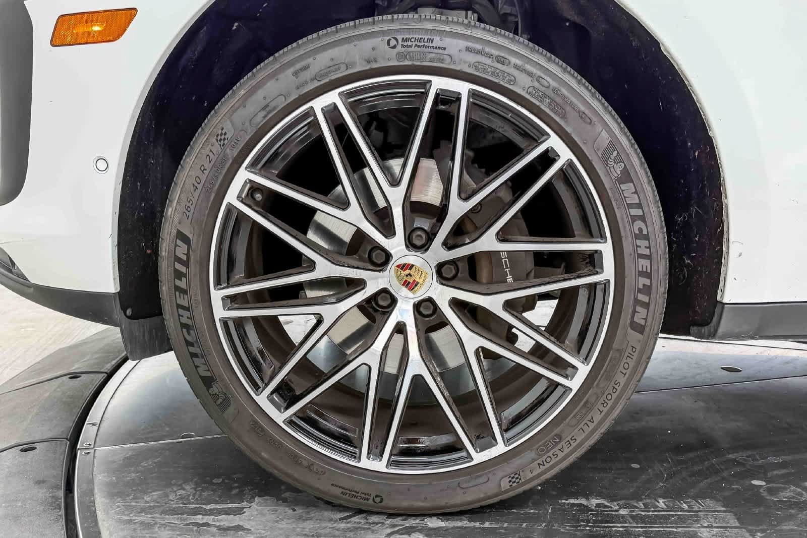 Certified 2023 Porsche Macan AWD/4WD image 14