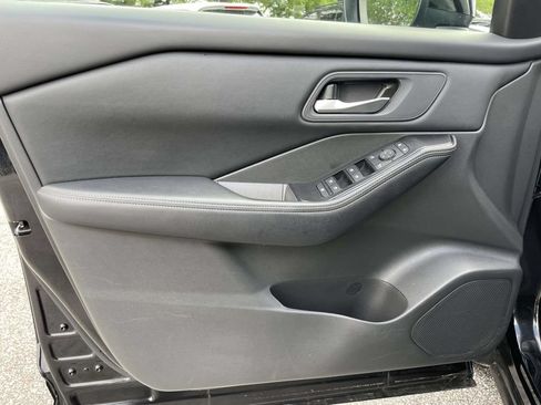 Used 2025 Nissan Rogue SV FWD image 16