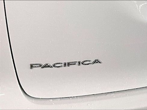 Used 2023 Chrysler Pacifica Touring-L FWD image 25