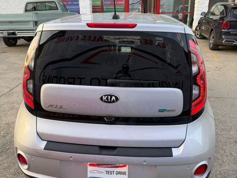 Used 2018 Kia Soul EV + image 4