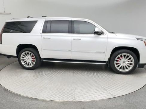 Used 2019 Cadillac Escalade ESV Luxury AWD/4WD image 9