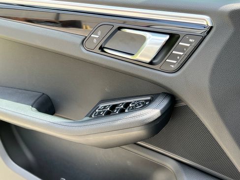 Certified 2025 Porsche Macan AWD/4WD image 31