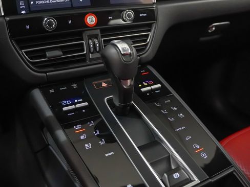 Certified 2025 Porsche Macan image 33