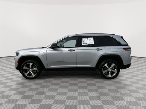 Used 2022 Jeep Grand Cherokee Limited 4xe w/ Luxury Tech Group II AWD/4WD image 3