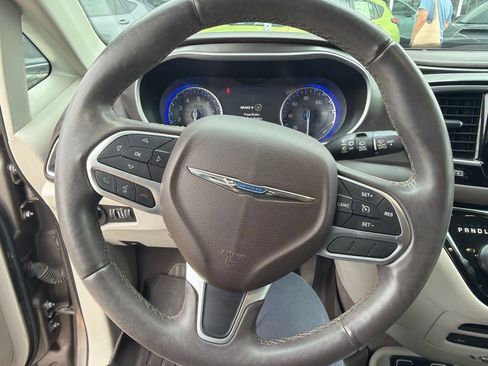 Used 2017 Chrysler Pacifica Touring-L Plus FWD image 8