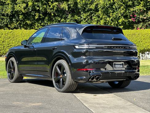 New 2026 Porsche Cayenne GTS image 3