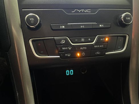 Used 2020 Ford Fusion SE image 34