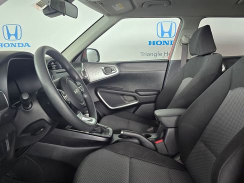 Used 2025 Kia Soul LX FWD image 9