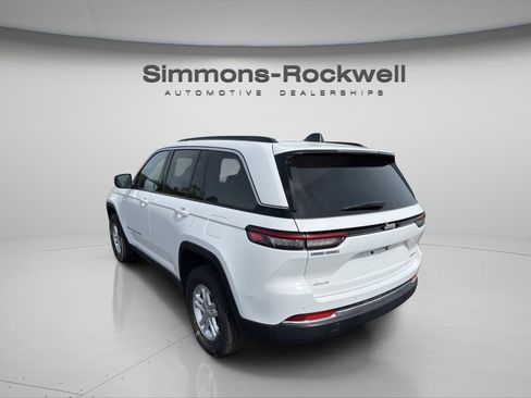 Used 2024 Jeep Grand Cherokee Laredo w/ Luxury Tech Group I AWD/4WD image 3