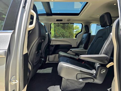 Used 2018 Chrysler Pacifica Limited FWD image 44