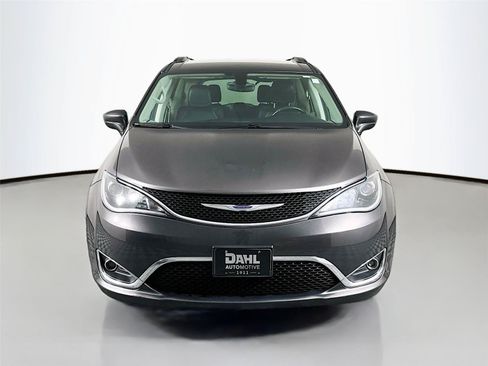 Used 2017 Chrysler Pacifica Touring-L FWD image 3
