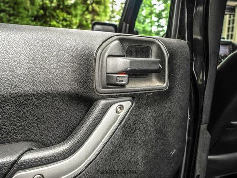 Used 2014 Jeep Wrangler Unlimited Rubicon AWD/4WD image 29