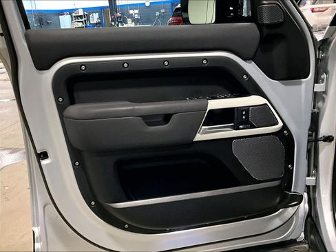 Used 2023 Land Rover Defender 110 SE image 9