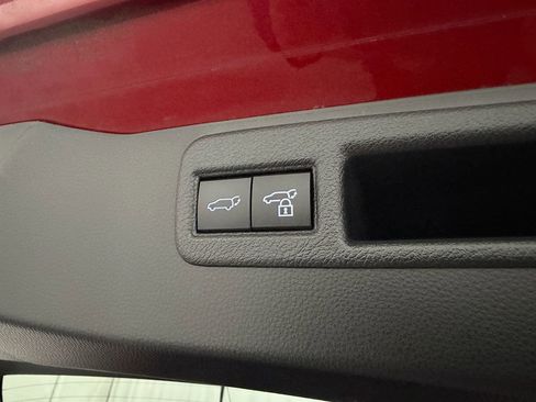 Used 2021 Toyota Venza XLE image 33