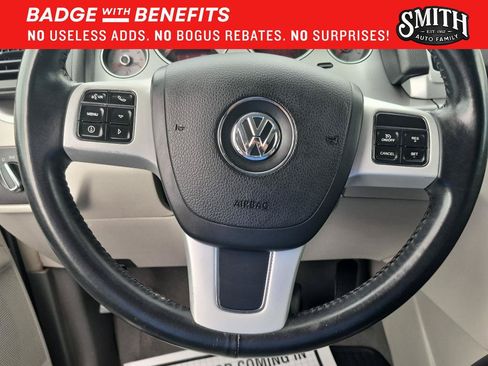 Used 2013 Volkswagen Routan SE FWD image 21