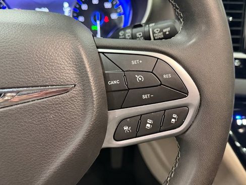 Used 2024 Chrysler Pacifica Touring-L FWD image 33