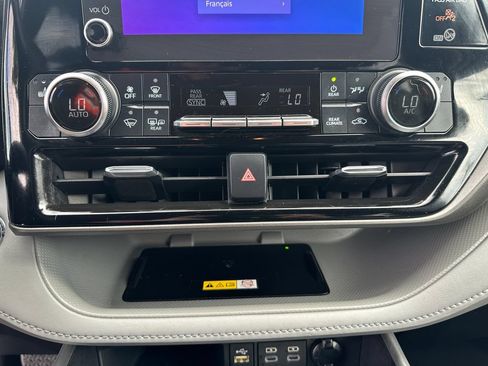 Used 2023 Toyota Highlander XLE AWD/4WD image 19