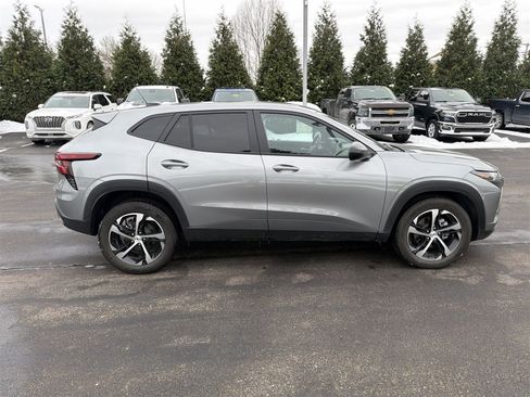 Used 2025 Chevrolet Trax RS w/ Sunroof Package image 9