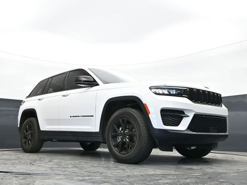 Used 2024 Jeep Grand Cherokee Altitude AWD/4WD image 39