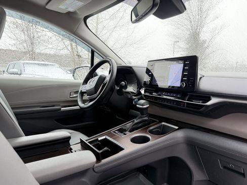 Used 2022 Toyota Sienna XLE image 40