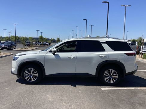 Used 2024 Nissan Pathfinder SL FWD image 4