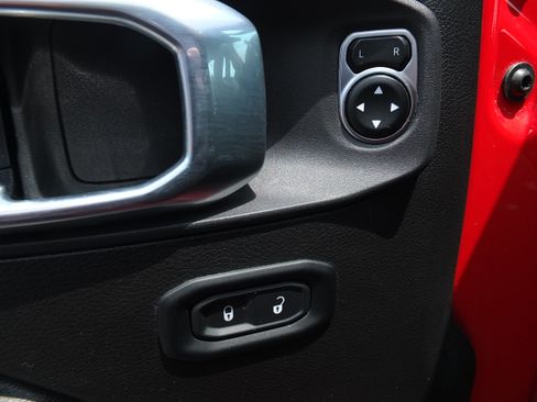 Used 2025 Jeep Wrangler Unlimited Rubicon AWD/4WD image 18
