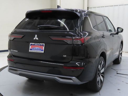 New 2025 Mitsubishi Outlander SE image 3