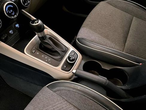 Used 2020 Hyundai Venue FWD image 16