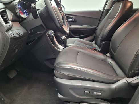 Used 2019 Chevrolet Trax LT w/ LT Convenience Package AWD/4WD image 17