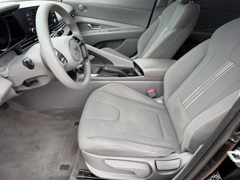 Used 2023 Hyundai Elantra SEL w/ Preferred Accessory Package FWD image 9