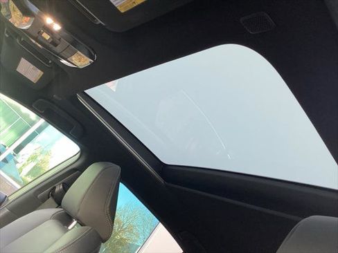 Certified 2024 Toyota Venza Nightshade image 3