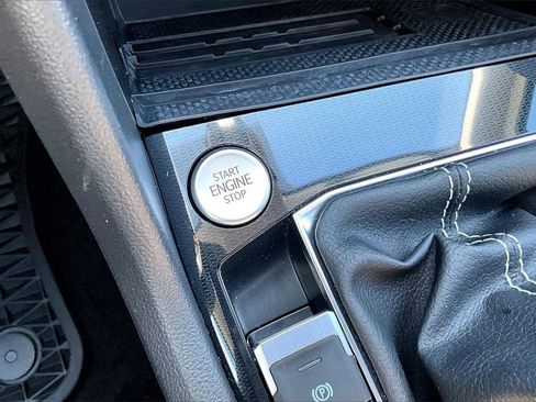 Certified 2025 Volkswagen Taos SE image 29