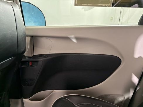Used 2023 Chrysler Pacifica Limited FWD image 19