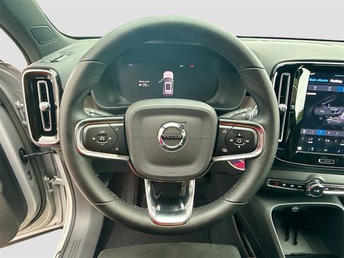 Used 2023 Volvo XC40 Recharge Plus image 12