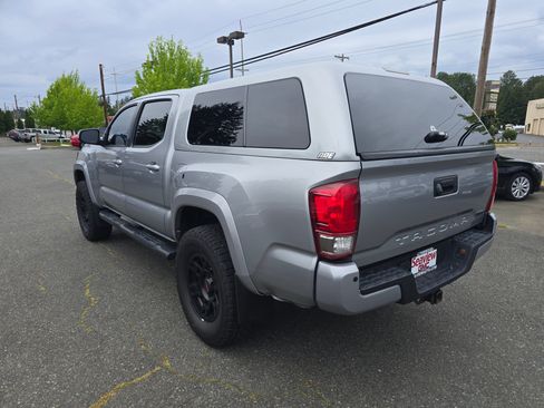 Used 2016 Toyota Tacoma TRD Sport w/ Premium & Technology Package AWD/4WD image 5