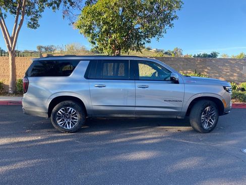 Used 2025 Chevrolet Suburban Z71 image 7