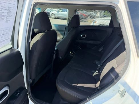 Used 2018 Kia Soul FWD image 12