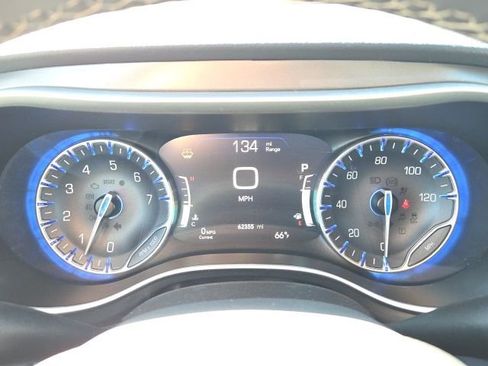 Used 2023 Chrysler Pacifica Touring-L FWD image 45
