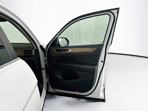 Used 2025 Volkswagen Atlas SE FWD image 33