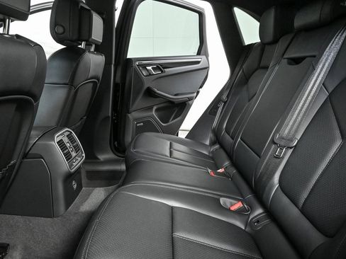 Certified 2025 Porsche Macan AWD image 16