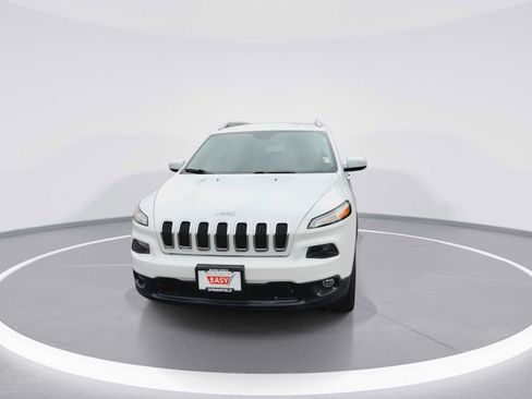 Used 2017 Jeep Cherokee Latitude AWD/4WD image 3
