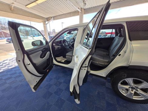 Used 2023 Toyota Highlander LE image 26