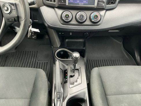 Used 2018 Toyota RAV4 LE FWD image 20
